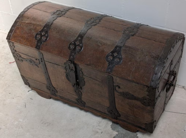 Antieke houten kist met smeedijzeren beslag