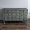 Vintage Apothecary Cabinet – 106 Drawers of Industrial Charm Vintage Industriële Metalen Grutterskast met 24 Laden