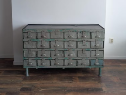 Vintage Apothecary Cabinet – 106 Drawers of Industrial Charm Vintage Industriële Metalen Grutterskast met 24 Laden