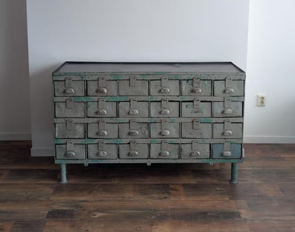 Vintage Apothecary Cabinet – 106 Drawers of Industrial Charm Vintage Industriële Metalen Grutterskast met 24 Laden