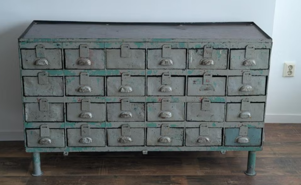 Vintage Apothecary Cabinet – 106 Drawers of Industrial Charm Vintage Industriële Metalen Grutterskast met 24 Laden