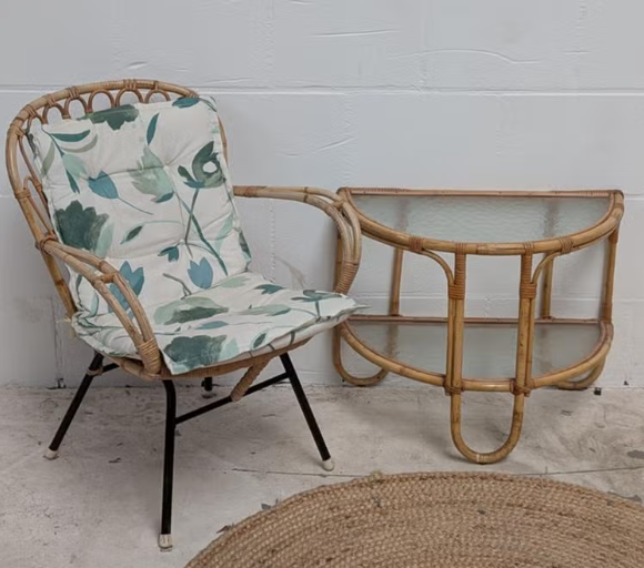 Vintage rotan stoel met bijzettafel