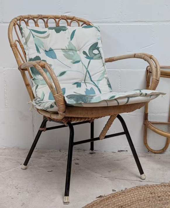 Vintage rotan stoel met bijzettafel