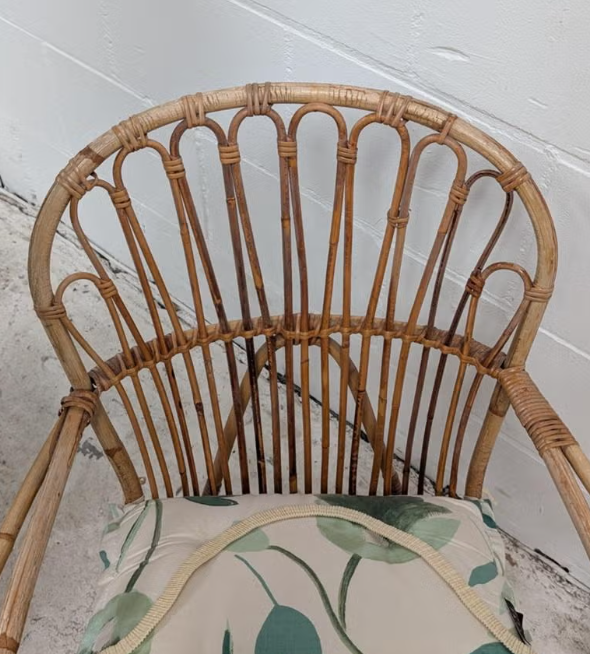 Vintage rotan stoel met bijzettafel