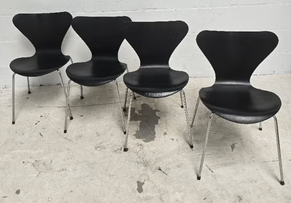 Fritz Hansen series 7 by Arne Jacobsen; 4 vlinder stoelen