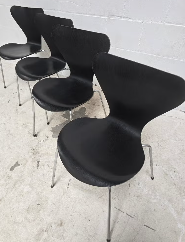 Fritz Hansen series 7 by Arne Jacobsen; 4 vlinder stoelen