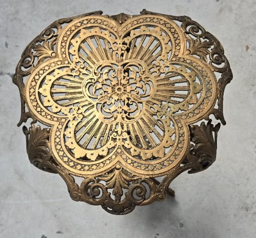 Vintage gietijzeren tafeltje / pottenhouder