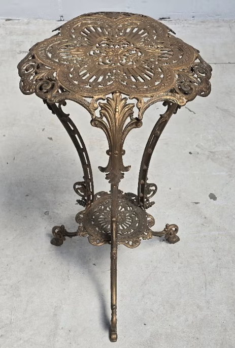 Vintage gietijzeren tafeltje / pottenhouder