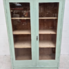 Groene brocante vitrinekast