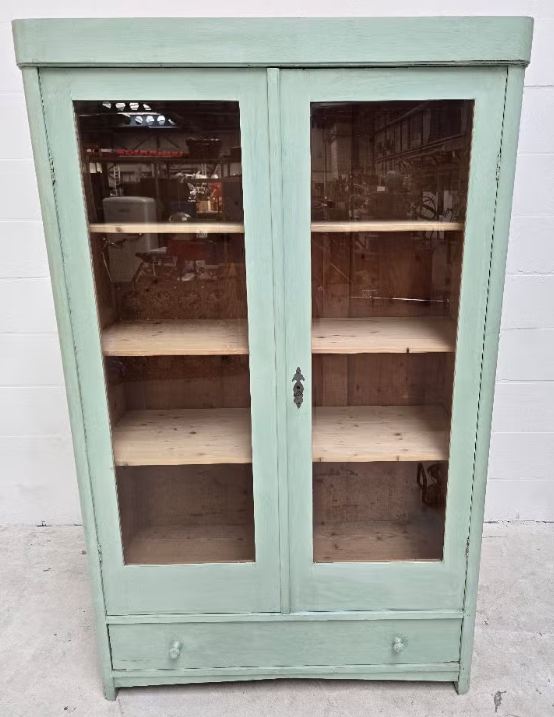 Groene brocante vitrinekast