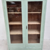 Groene brocante vitrinekast