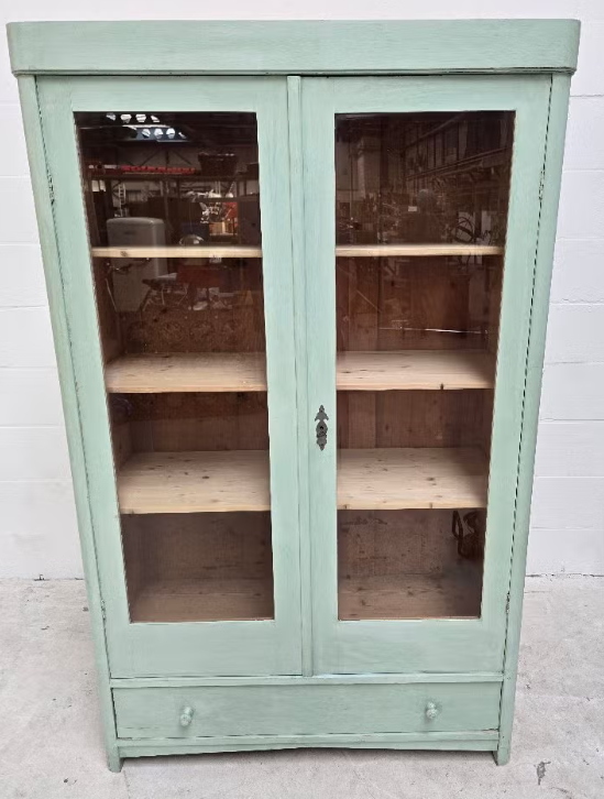 Groene brocante vitrinekast