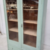 Groene brocante vitrinekast