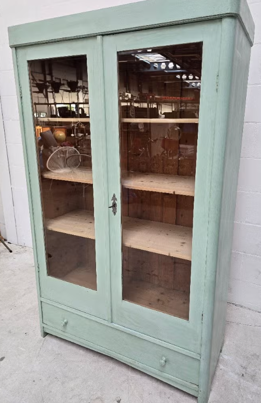 Groene brocante vitrinekast