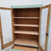 Groene brocante vitrinekast