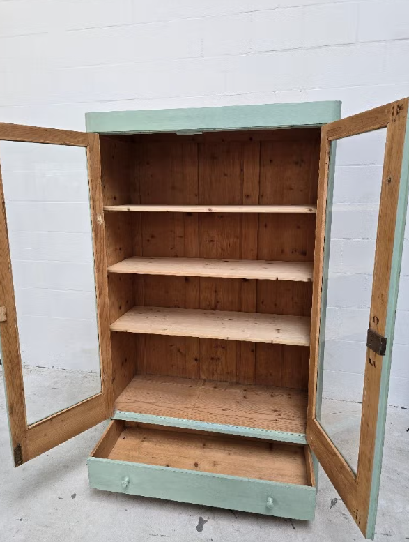 Groene brocante vitrinekast