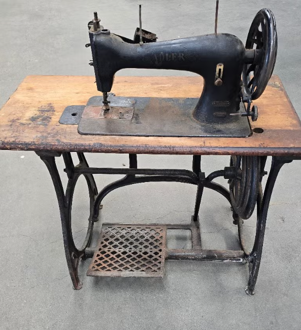 Antieke naaimachine adler