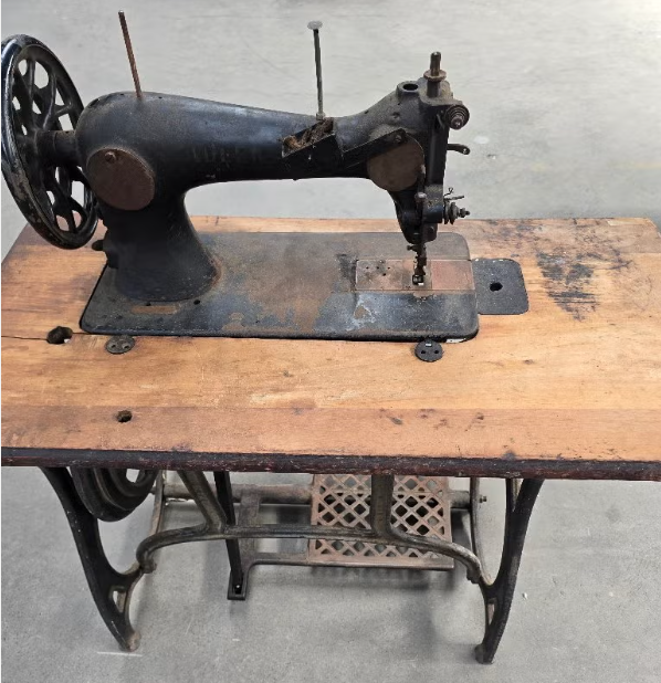 Antieke naaimachine adler