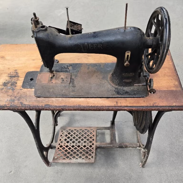 Antieke naaimachine adler